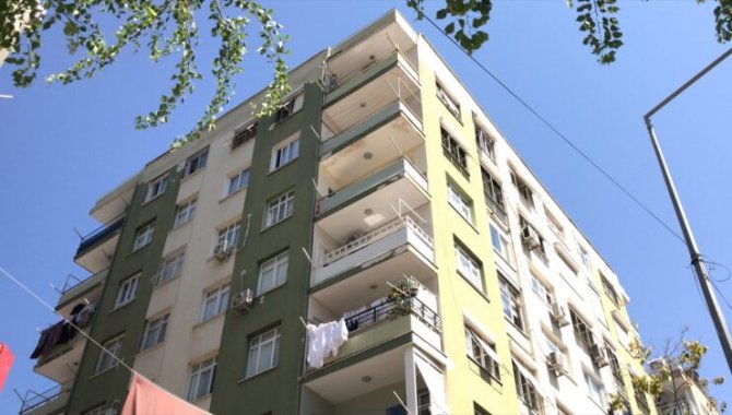 Adana'da 5'inci kattan toprak zemine düşen bebek yaralı kurtuldu