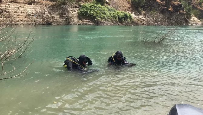 Müküs Çayı'na düşen hemşireyi arama çalışmaları su altı kamerasıyla sürüyor