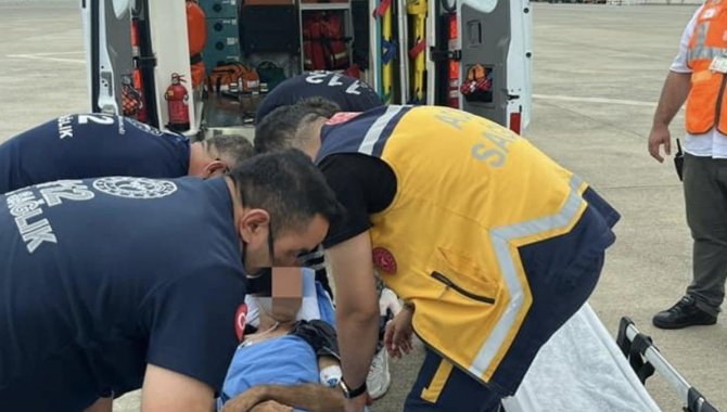 Azerbaycan'da beyin kanaması geçiren Türk hasta ambulans uçakla Trabzon'a getirildi