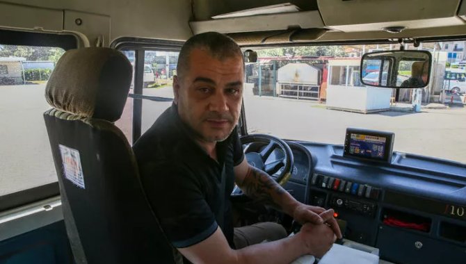 Adana'da minibüs şoförü, araçta rahatsızlanan yolcuyu hastaneye götürdü