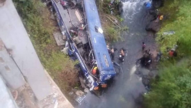 Kenya'da yolcu otobüsünün köprüden düşmesi sonucu 33 kişi hayatını kaybetti