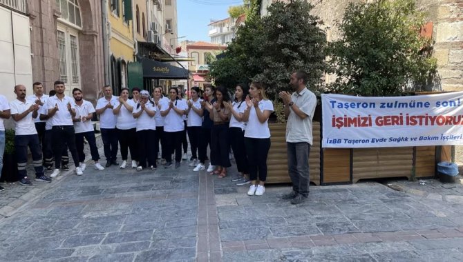 İşten çıkarılan işçiler İzmir Büyükşehir Belediyesini protesto etti