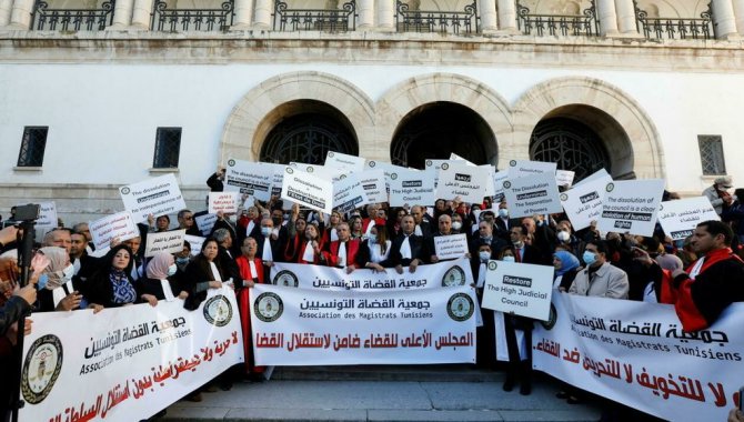 Tunus'ta açlık grevindeki hakimlerden ikisi hastaneye yatırıldı