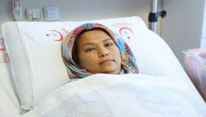 Μια Αφγανή που απωθήθηκε από την Ελλάδα γέννησε στις όχθες του ποταμού Έβρου