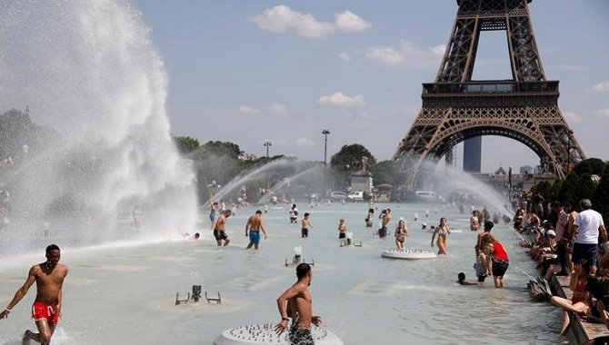 Fransa'da kavurucu yaz sıcakları nedeniyle 26 vilayette turuncu alarm verildi