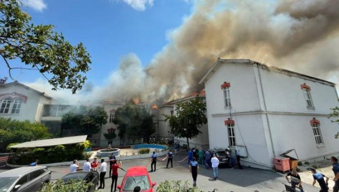 GÜNCELLEME - İstanbul'da Balıklı Rum Hastanesi'ndeki yangın kontrol altına alındı