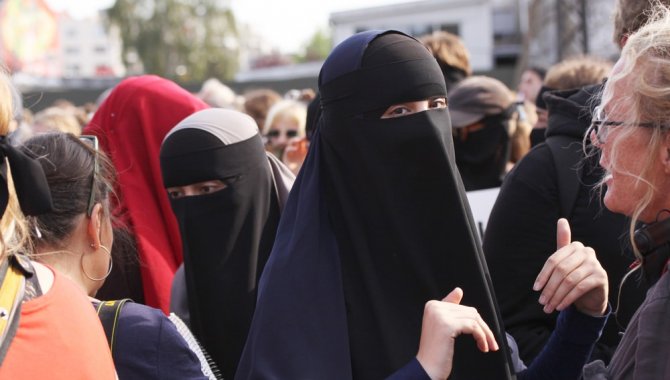 Hollanda'da burka yasağından sonra Müslüman kadınlara ayrımcılık ve şiddet vakaları arttı