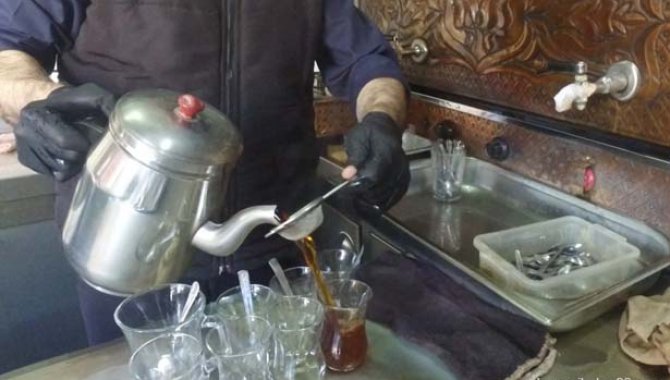 Kayserili esnaf çay ocağında 40 yıldır sigara ile mücadele ediyor