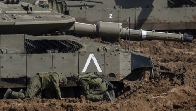 İsrail ordusu, Gazze'ye tank ve zırhlı birliklerle saldırıya devam ettiğini açıkladı