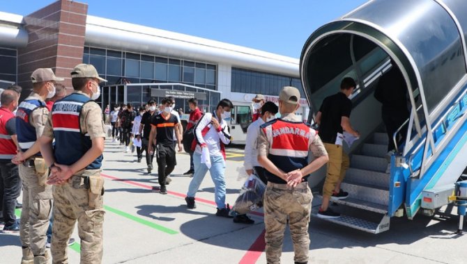 Erzurum'da Afganistan uyruklu 136 düzensiz göçmen ülkelerine gönderildi