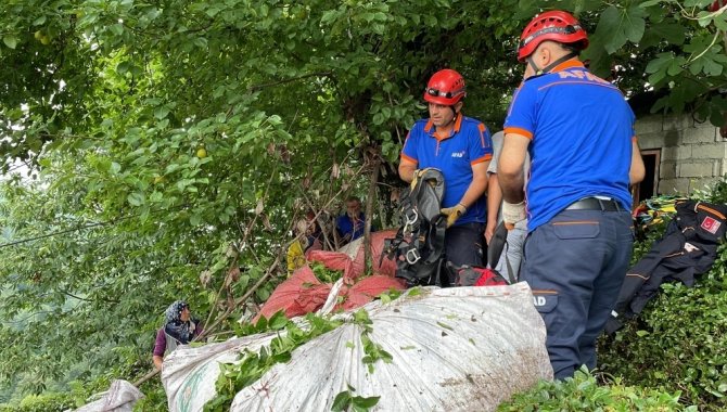 Rize'de yük taşımada kullanılan ilkel teleferiğin çarptığı kişi yaralandı