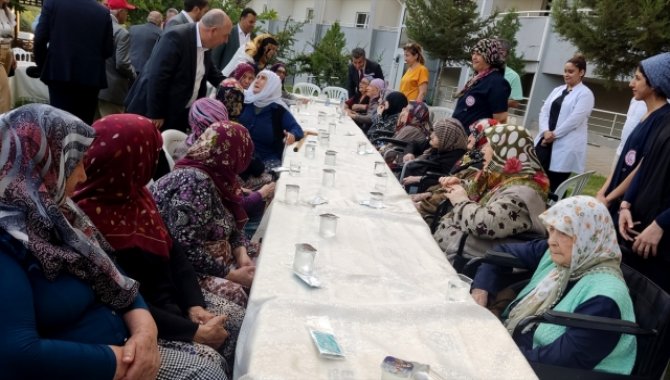 Kahramanmaraş'ta huzurevi sakinlerine aşure ikram edildi