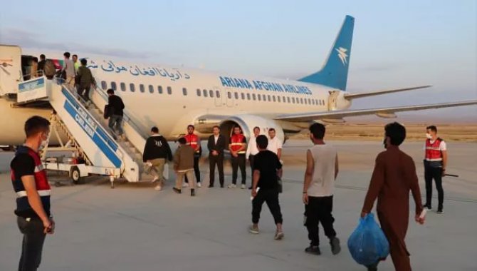 Iğdır'da 136 Afganistan uyruklu düzensiz göçmen ülkelerine gönderildi