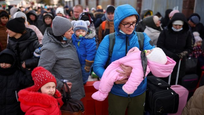 Ukrayna'da yerinden edilen siviller, günler süren yolculuktan sonra kamplara ulaşabiliyor