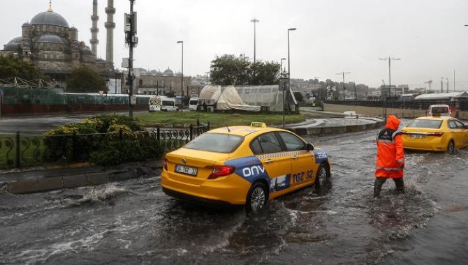 GÜNCELLEME 2 - İstanbul'da sağanak su baskınlarına yol açtı