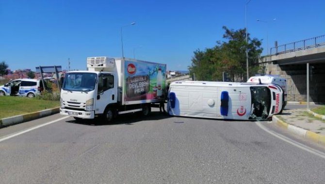 Bilecik'te ambulansın karıştığı zincirleme trafik kazasında 4 kişi yaralandı