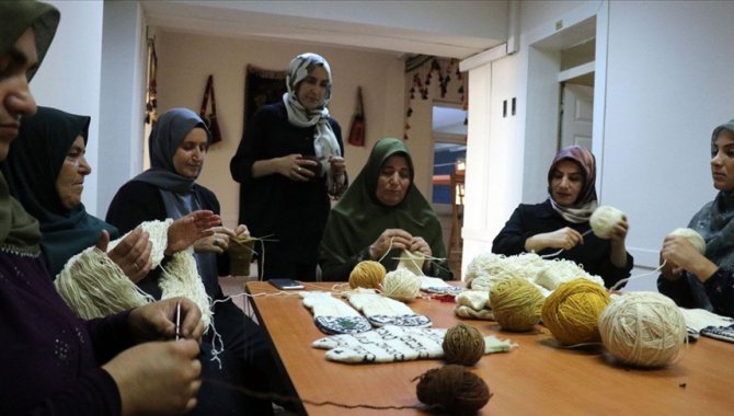 Iğdırlı kadınlar "yün çorap dokumacılığı"nı üniversite öncülüğünde yürütüyor