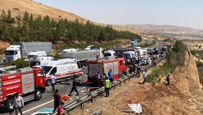 Gaziantep'teki trafik kazasında ilk belirlemelere göre 2 kişi öldü, 10 kişi yaralandı