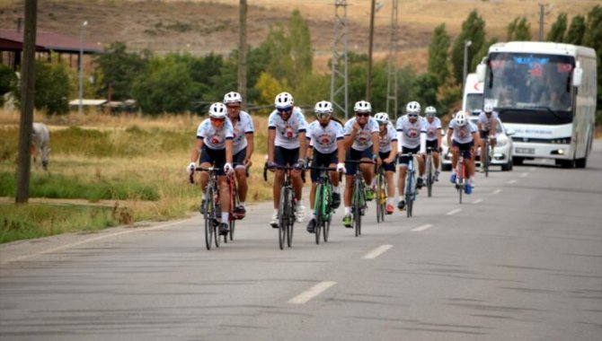 Malazgirt Zaferi için Kocaeli'den Muş'a kadar pedal çevirdiler