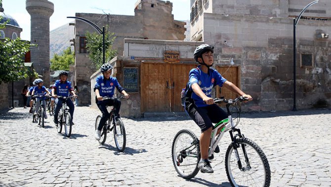 Kayseri'de çocuklar "bisikletli cami"de hem Kur'an öğreniyor hem şehri geziyor