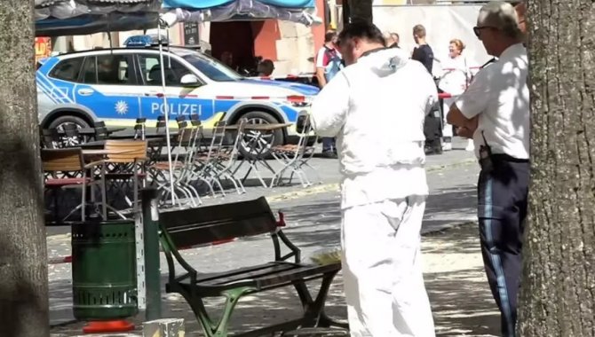 Almanya'nın Bavyera eyaletinde bir kadın kılıç benzeri cisimle 3 kişiyi yaraladı