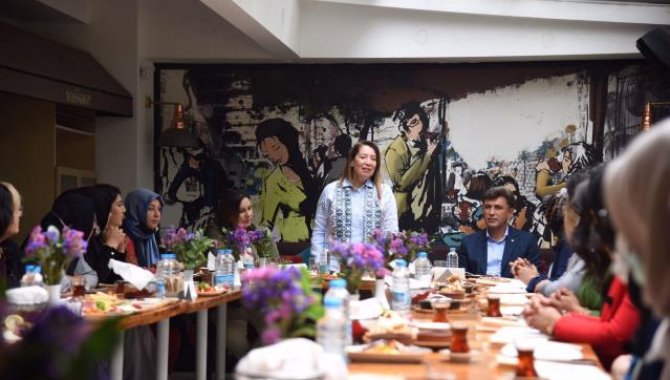 AK Parti Eskişehir Milletvekili Emine Nur Günay, kadınlarla bir araya geldi