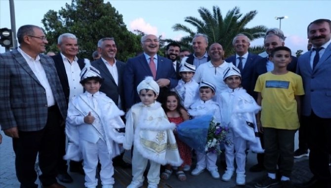 İzmir Valisi Köşger, toplu sünnet törenine katıldı