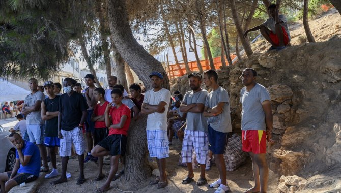 İtalya'nın Lampedusa Adası'na son 24 saatte binden fazla düzensiz göçmen geldi