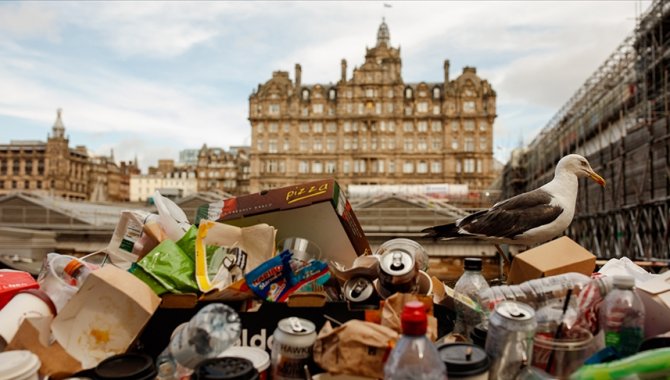 İskoçya'da temizlik çalışanlarının grevi sürerken sokaklardaki çöp yığınları artıyor