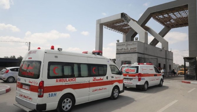 Gazze'de hastaların hayatını tehlikeye atan İsrail ablukası ambulanslarla protesto edildi