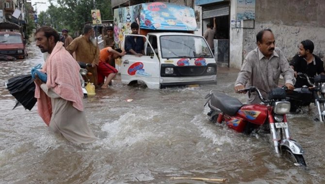 Pakistan'da sel bölgelerindeki 5 milyon kişi salgın riskiyle karşı karşıya