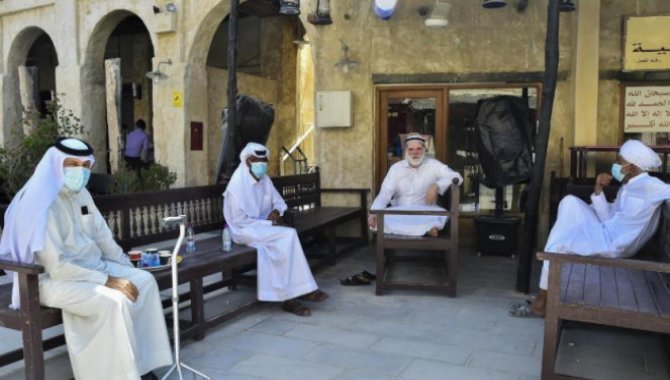 Katar'da Kovid-19 nedeniyle getirilen kapalı alanlardaki maske zorunluluğu kaldırıldı