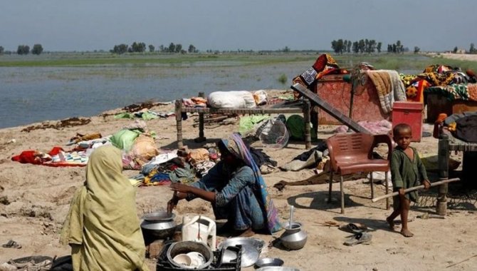 Pakistan'da selden etkilenen 650 bin hamile, anne sağlığı hizmetine ihtiyaç duyuyor