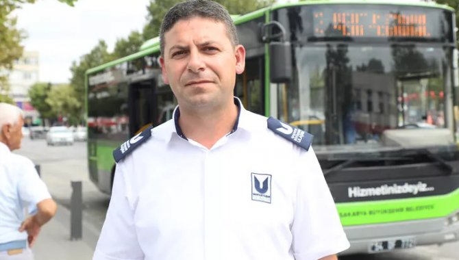 Sakarya'da belediye otobüsü şoförü, araçta rahatsızlanan kadını hastaneye yetiştirdi