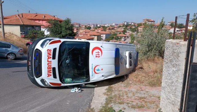 Kırıkkale'de ambulansla otomobil çarpıştı, 3'ü sağlık çalışanı 4 kişi yaralandı