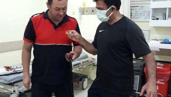 Tokat'ta bir kişinin parmağında sıkışan yüzüğü itfaiyeciler çıkardı