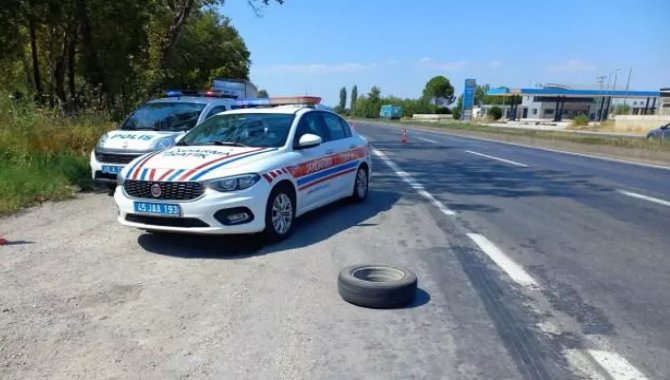 Manisa'da otomobilden fırlayan lastiğin isabet ettiği polis memuru yaralandı