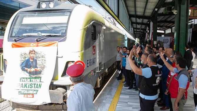 Pakistan'a yardım malzemesi taşıyan dördüncü "İyilik Treni" törenle uğurlandı