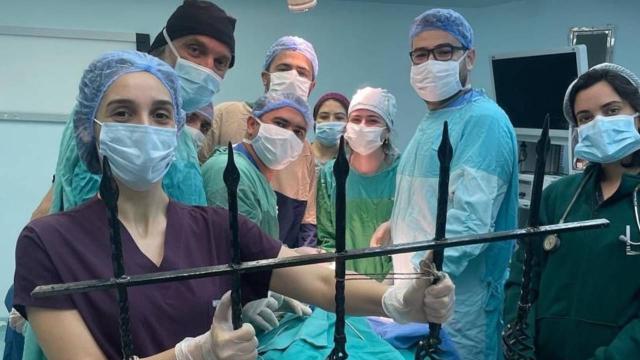 Boğazına 15 santimetrelik demir çubuk saplanan çocuk kurtarıldı