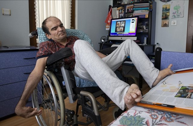 Ayak parmaklarıyla bilgisayar kullanarak ders çalışan SP hastası Ümithan Yılmaz liseyi bitirdi