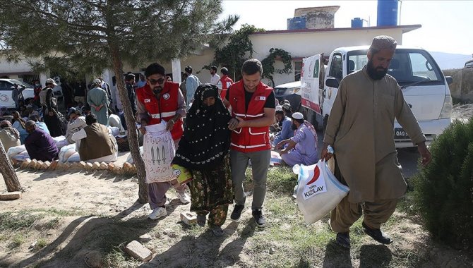 Türk Kızılay, yaptığı yardımlarla Pakistanlı selzedelerin yüzünü güldürdü