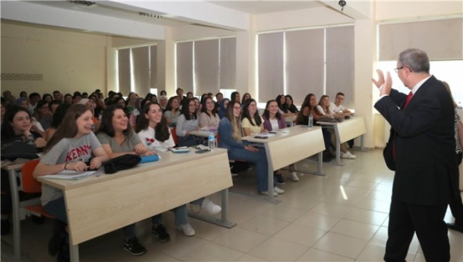 TÜ Rektörü Tabakoğlu, öğrencilerle bir araya geldi