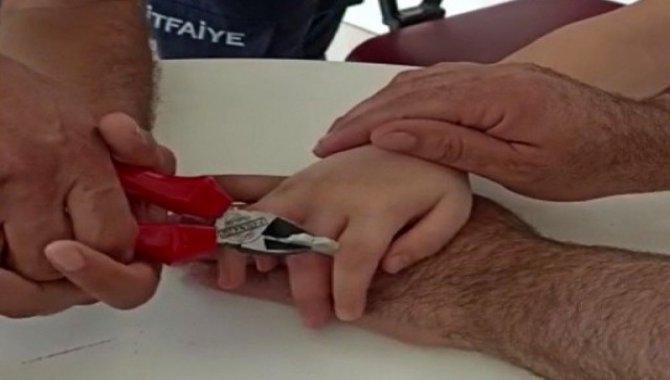Osmaniye'de bir çocuğun parmağına sıkışan plastik parçayı itfaiye çıkardı