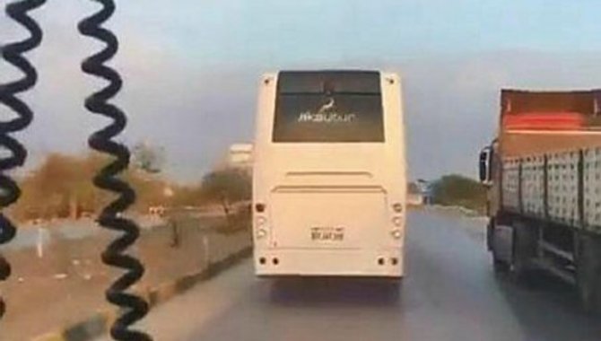 Antalya'da midibüs şoförünün ambulansa yol vermediği anlar kameraya yansıdı