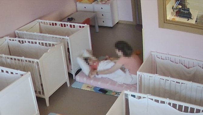 Kreşte 2 yaşındaki kızının uyutulurken darbedildiğini fark eden anne şikayetçi oldu