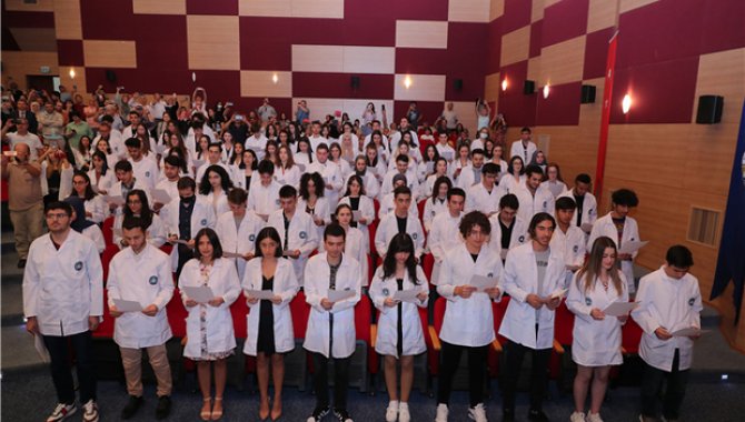 Trakya Üniversitesi'nde Tıp Fakültesi öğrencileri "beyaz önlük" giydi