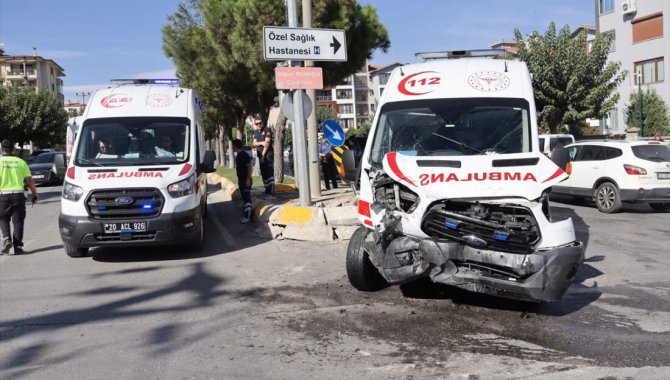 Denizli'de ambulansla hafif ticari aracın çarpışması sonucu 5 kişi yaralandı