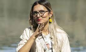 Türkiye'nin ilk işitme engelli tercümanı Denli: "Engelsiz kişiler de işaret dili öğrenmeli"