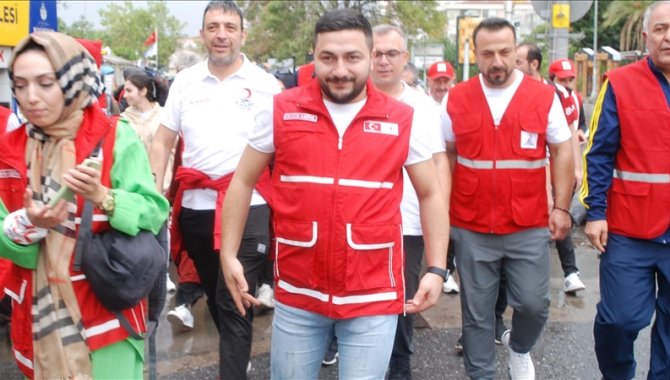Sağlıklı yaşama dikkati çekmek için Kadıköy'den Maltepe'ye yürüdüler