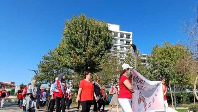 Türk Kızılay üyeleri, sağlıklı yaşama dikkati çekmek için yürüdü